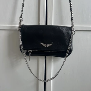 Intressekoll - Intressekoll på min lilla Zadig väska. Köpt för 1,5 år sen men använd ett fåtal gånger, inga defekter 💕