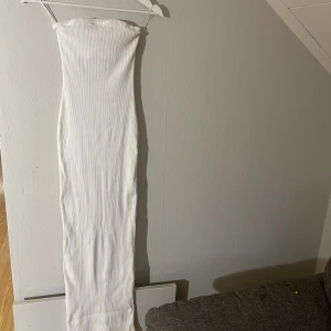 Stickad långklänning vit - Aldrig använd, prislapp kvar, slits bak💓