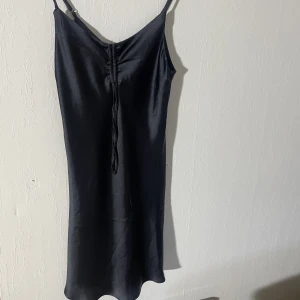 Svart satin klänning - Jättefin, lite figursydd. Kommer aldrig till användning💓