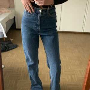 Blåa jeans - Säljer vidare ett par jeans från monki som inte passade som jag ville (andra bilden lånad)🫤köpta på plick men fint skick🫶 Frakt tillkommer