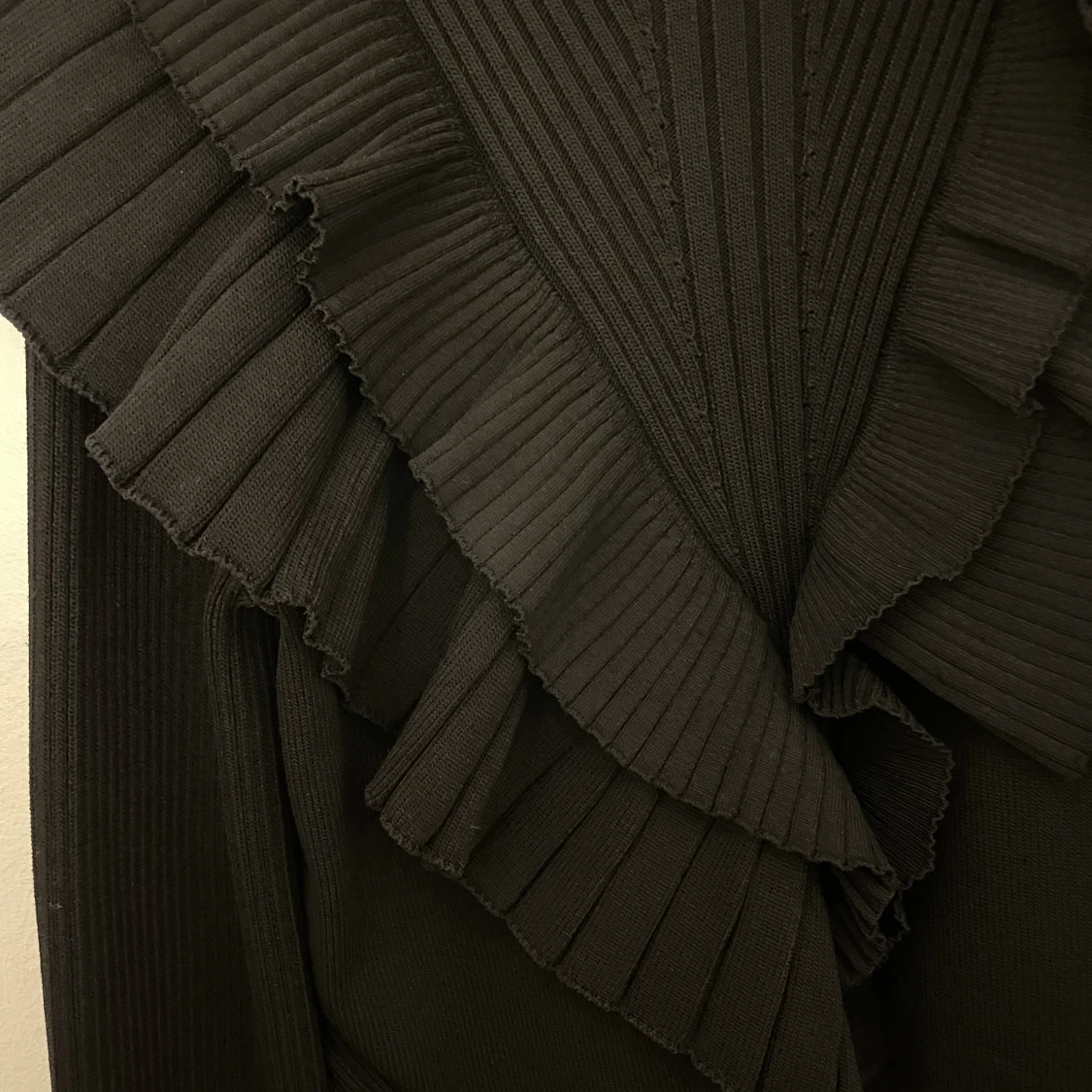 Stickad tröja med volanger  - 91