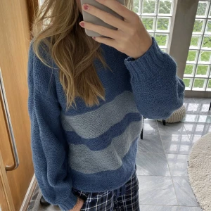stickad tröja - en söt blå stickad tröja med två ränder💙 finns ingen lapp i men passar mig som brukar ha S, skulle nog passa både större och mindre också. Skriv vid frågor/intresse eller tryck på köp nu⭐️
