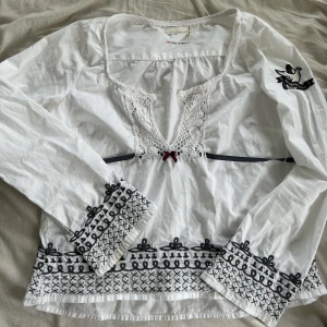 Odd Molly  - Säljer denna super fina och söta blus från Odd Molly som man knyter där bak💕Hör av er vid frågor