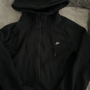 Nike kofta - Säljer denna snygga Nike koftan i storlek M🩷