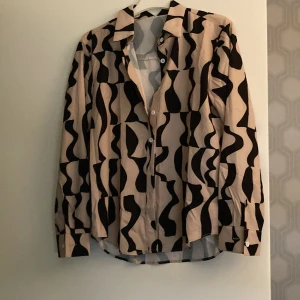 Skjorta - Säljer denna skjorta då jag bara sovit i den 2-3 gånger. Säljer den då den blivit för liten för mig 