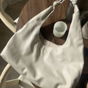 Väska  - Beige Axelväska från Gina, som ny ej använd så mycket. 