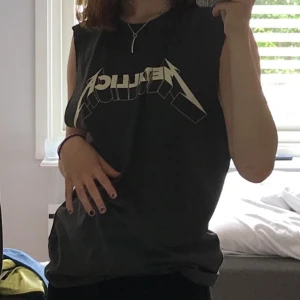 Metallica linne - Metallica linne från H&M, knappt använt och i fint skick. Storlek: XS