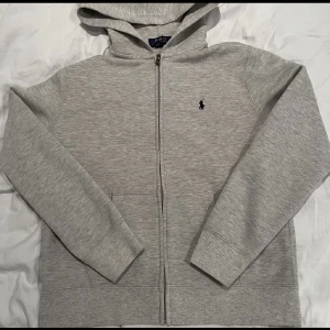 Ralph lauren zip hoodie  - Säljer min Ralph lauren tröjan då den inte passar mitt 200 pris kan diskuteras vid snabb affär. Hör av er vid minsta lilla fundering.  Obs tröjan har en fläck. 