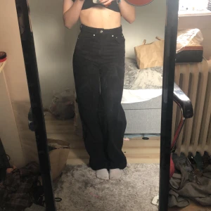 Widelegged jeans från Ginatricot  - Dessa byxor köptes in för några år sen. Tycker att de är så bekväma och fina men har tyvärr växt ut de. Väldigt bra i längden för mig som är 169cm när jag har skor på mig!