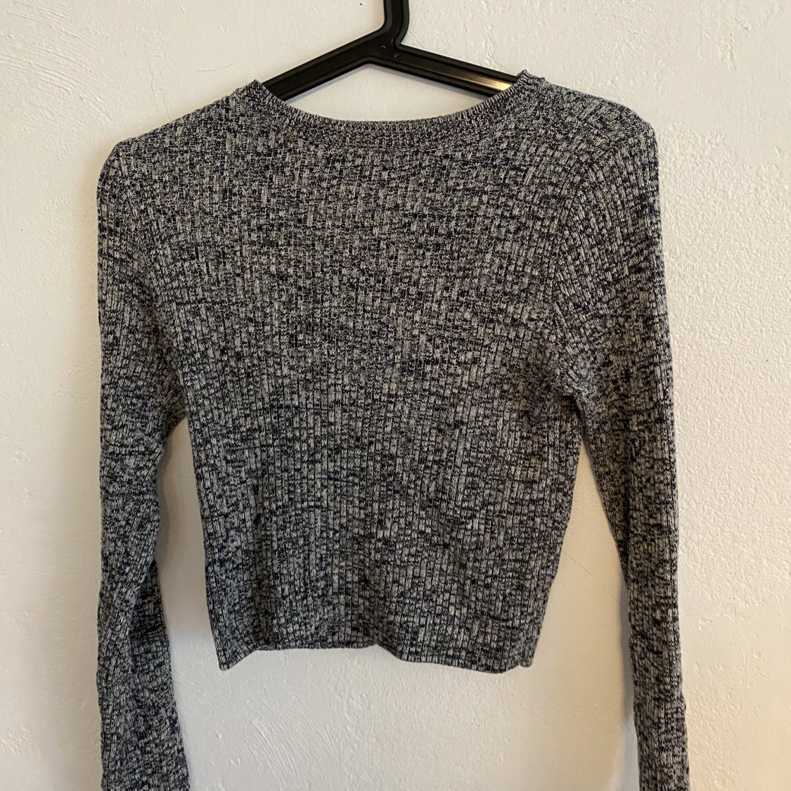 Två croppade långärmade toppar - 90