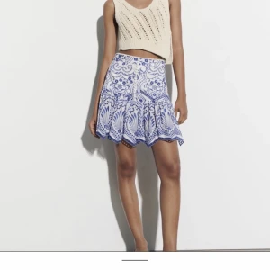 zara kjol  - säljer den här zara kjolen för att den inte kom till användning, super bra skick, aldrig använd bara testad en gång. skriv för fler bilder!! Nypris 399, pris kan diskuteras!!
