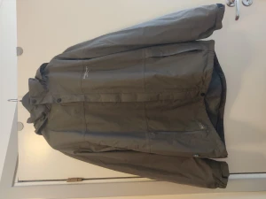 Regnjacka Swedemount layer 3, stl. L - Helt ny och oanvänd regnjacka från märket Swedemount, model layer 3. Storlek Large. Säljer då det blev fel storlek för oss.