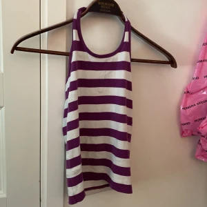 Randig halterneck top -  Lila, vit randig halter top. Jätte fin men används inte tillräckligt mycket:( 