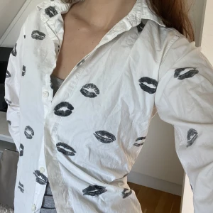 Skjorta med kyssmönster - Söt Wood wood skjorta med pussmunnar som mönster, inte gjort själv! Fint skick! Säljer då den inte används. 