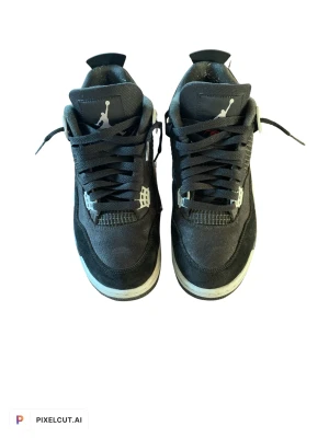 Jordan 4 Black canvas - Använda fåtal gånger, köpta nya på SNKRS för 1 år sedan. Minimal starloss, bra skick overall. Allt og tillkommer(låda, papper osv). Har alla kvitton osv. Går ner i pris vid snabb affär😛