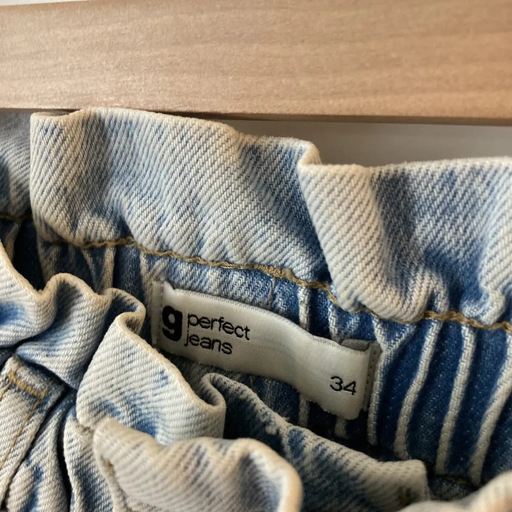 Fina ljsblå jeans (acid wash) i mom jeans stil från Gina Tricot i storlek 34. Jeans & Byxor.