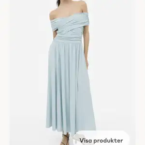 Så fin klänning som jag tyvärr aldrig fick tillfälle att använda 😢Därför säljer jag den nu, helt oanvänd för 599kr. Den är i storlek S! Väldigt smickrande och fin klänning!! Superbekväm också 💓Kan mötas upp i Uppsala denna vecka eller i Malmö fr.o.m nästa
