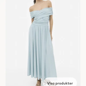Off shoulder-klänning med rynk - Så fin klänning som jag tyvärr aldrig fick tillfälle att använda 😢Därför säljer jag den nu, helt oanvänd för 599kr. Den är i storlek S! Väldigt smickrande och fin klänning!! Superbekväm också 💓Kan mötas upp i Uppsala denna vecka eller i Malmö fr.o.m nästa