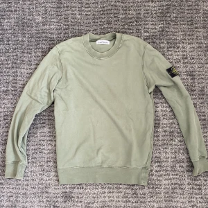 Stone island crewneck - Hej, säljer nu min tröja ifrån Stone island, tröjan är i skick 7/10 och är i storlek S. Hör av er vid frågor eller funderingar. Möts upp i göteborg eller fraktas spårbart via Postnord📦