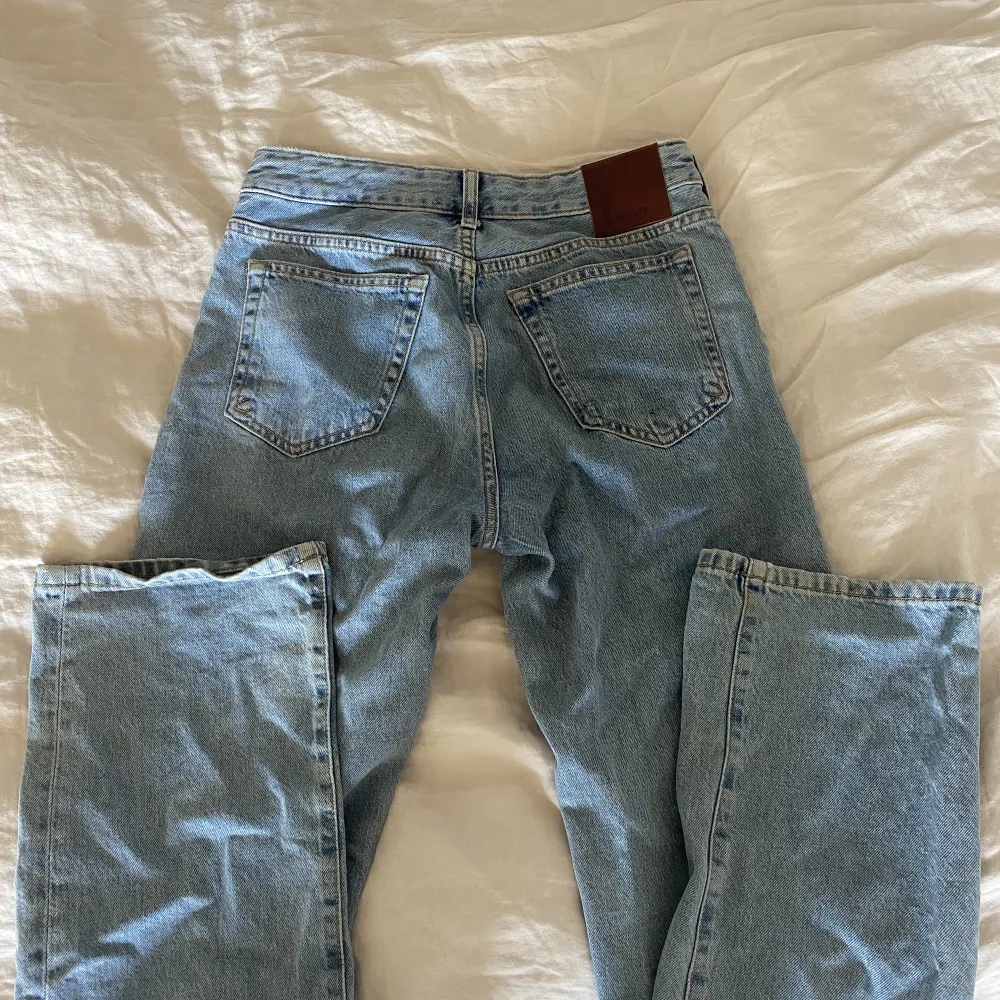 Lågmidjade jeans från Bik Bok. Knappt använda så är i bra skick. Jeans & Byxor.