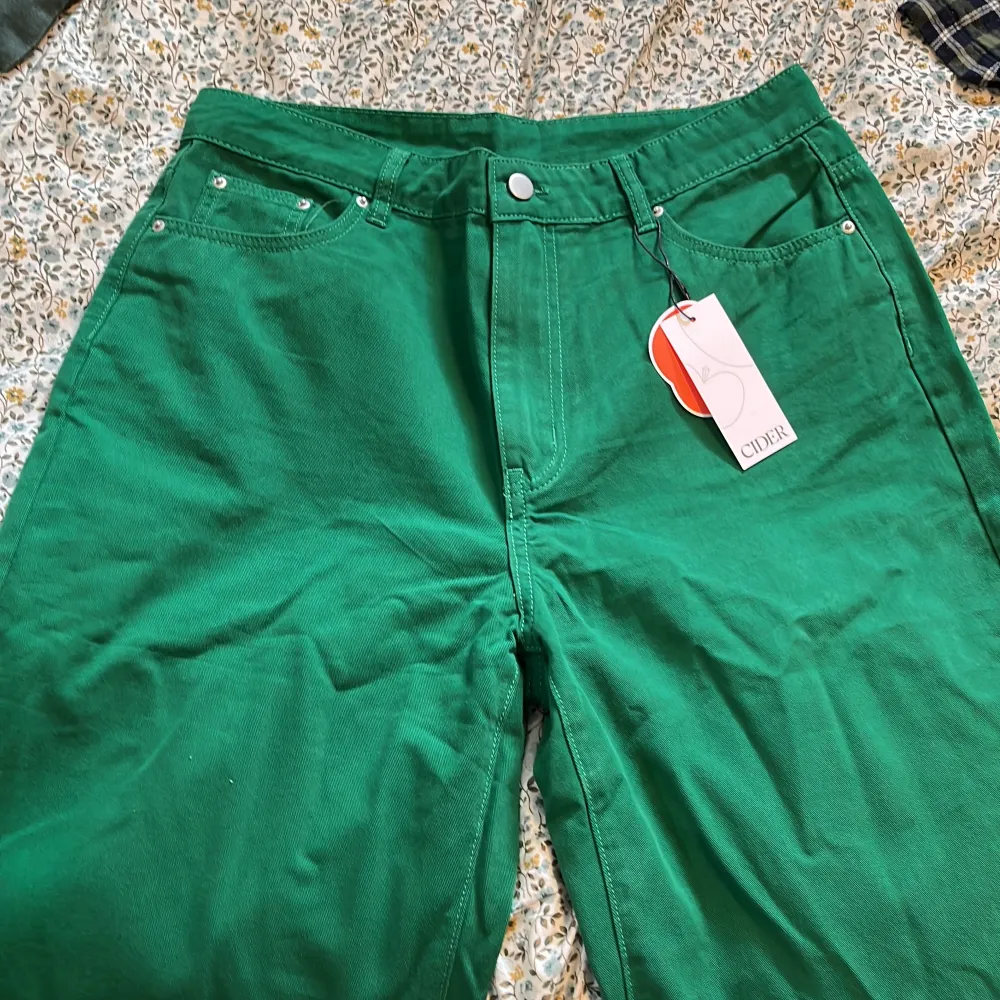 Gröna jeans från Cider, aldrig använda med prislapp. 200kr +frakt . Jeans & Byxor.