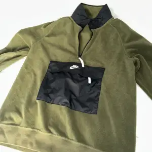 En Nike kofta i fleece med ficka på magen. Nyskick 🌸 Unisex