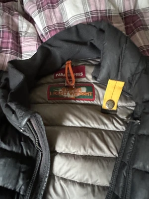 Parajumper ugo - Säljer min parajumper jacka som jag inte använt på ett tag, jackan har hål i sig men inget direkt man tänker på. Priset är ej hugget i sten.