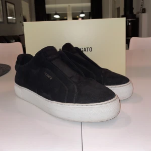 Axel Arigato Clean 360 - Säljer mina snygga svarta Axel Arigato skor som jag har tagit väl hand. Storlek 43. Allt som kom med när de köptes för 2550kr finns kvar i lådan. Skorna är i mocka och gör att de är vattenavvisande för att mockan inte ska förstöras. Pris går diskuteras.