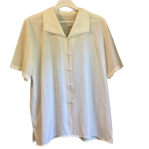 Vit blus med detaljer - Superfin blus som passar till allt! Fina pärl-och broderidetaljer. Passar XS-M 💕
