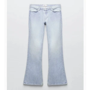zara jeans low waist - säljer dessa as snygga zara jeans då dom inte kommer till användning ❤️ någon slitning längst ner annars inga defekter