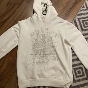 Sp5der Hoodie - Storlek: L. Skick: Använd fåtal gånger. Obs: Ej äkta! Kan tänka mig sälja den för 350 kr vid snabbaffär!!!