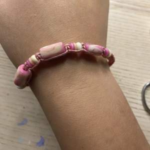 Rosa armband med stenar 