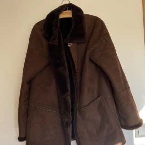 Brun jacka - En fin och varm jacka! Har ”päls” inuti och typ ”mocka” utanpå. Två stora fickor på framsidan! Lite oversized på mig som brukar ha storlek M