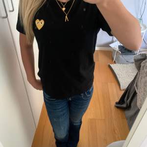 Varsamt andvänd Cdg t-shirt. Köpt för 1000 taggar och kvitton finns hör av er vid frågor. 