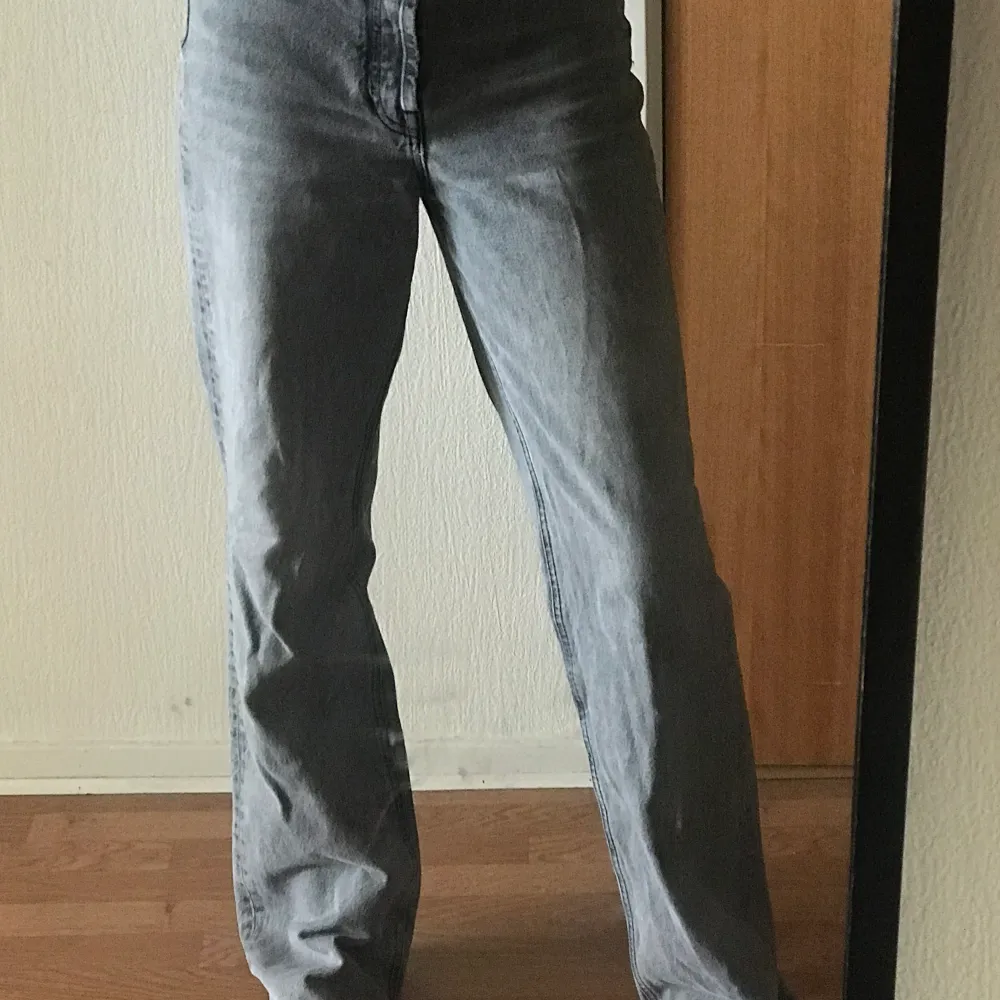 Ett par gråa straight jeans. Kommer inte till användning! Är 174. Jeans & Byxor.