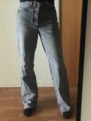 Straight jeans - Ett par gråa straight jeans. Kommer inte till användning! Är 174