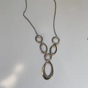 Ett halsband i ”fejk” silver. Kan gärna skicka fler bilder om du vill ha det!