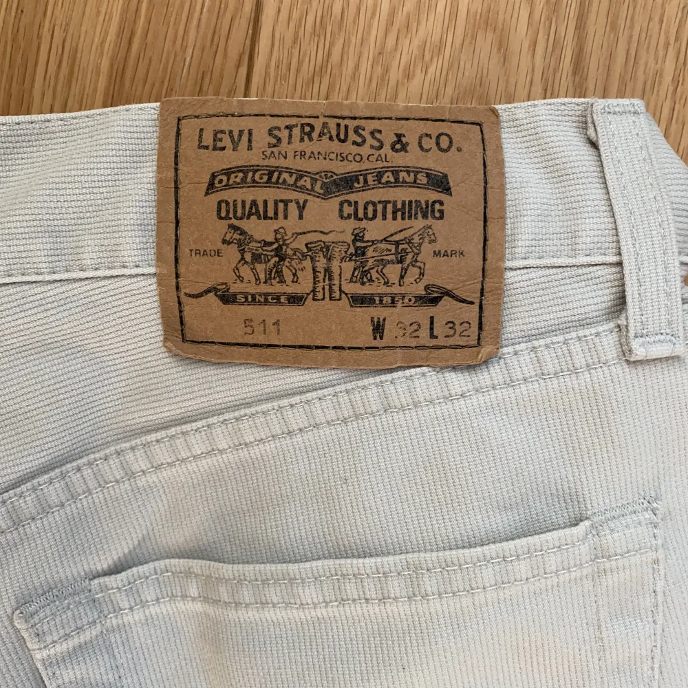 Ett pr jättefina vintage Levis byxor! Första bilden är från förra säljaren men eftersom de var lite för små för mig har jag knappt använt dem sedan de köptes! Jag är 175cm lång och de är bra i längden!. Jeans & Byxor.