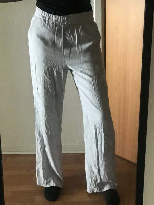 Byxor - Ett par blåa byxor likt linnebyxor. Aldrig använda! Är 174