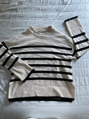 Stickad tröja  - Super söt randig stickad tröja från vero Moda i sparsamt använda skick☺️