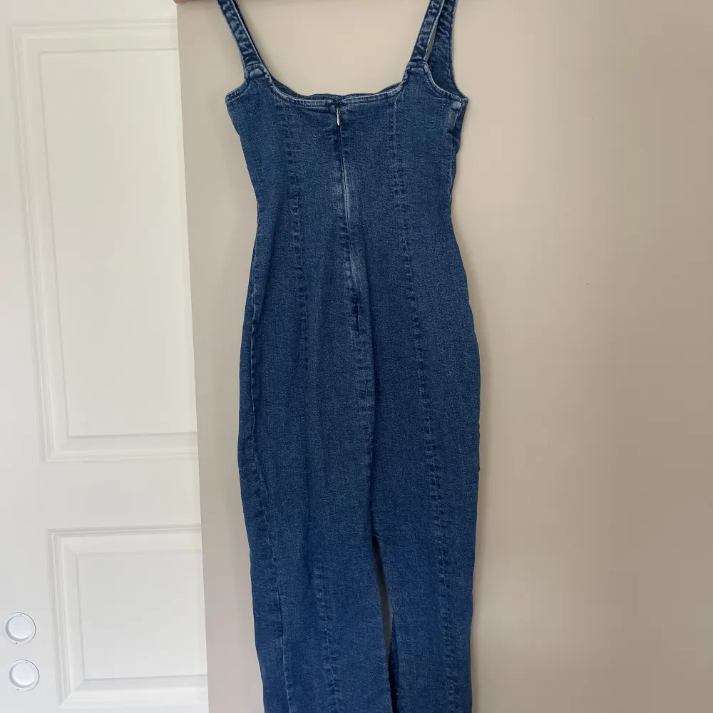 Säljer denna supersnygga jeansklänningen från bershka☺️ tyvärr har den krymt i tvätten så kan inte ha den längre, i stl S men skulle nog säga att den passar mer en XS 😊. Klänningar.