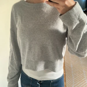 Stickad tröja Juicy Couture - Nu säljer jag min kroppade Juicy Couture för den kommer till för lite användning, ass snygg och skön och perfekt nu till hösten! ord pris 1200kr 