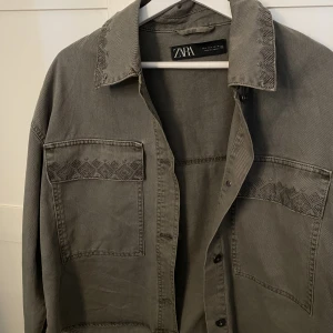 GRÖN JEANS JACKA  - Jättefin populär grön jacka från zara!!! aldrig använd & köpte för 500💖💖💖💖