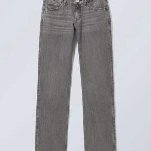 Jätte snygga lågmidjade jeans från Weekday! Köptes för 590kr förra sommaren men har nästan inte använt 🫶