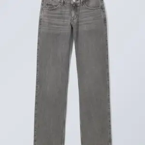 Jätte snygga lågmidjade jeans från Weekday! Köptes för 590kr förra sommaren men har nästan inte använt 🫶