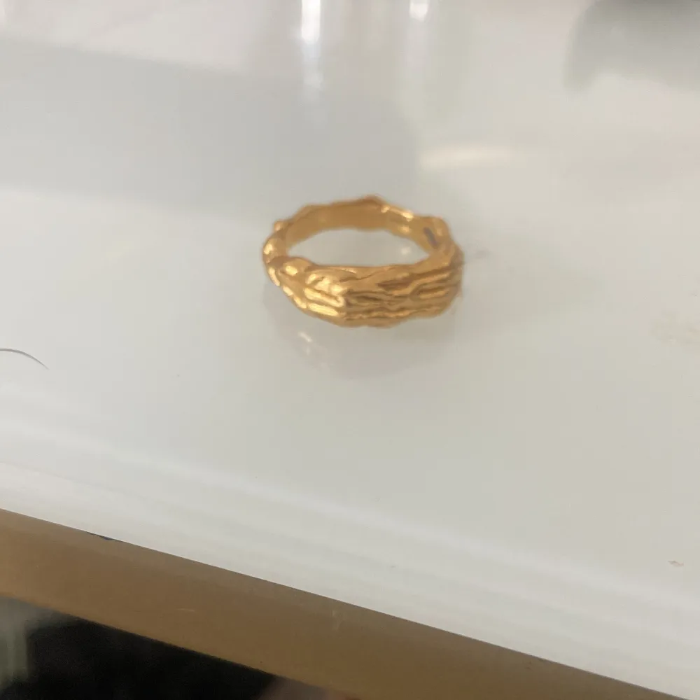 En jättesnygg ring från safira som är cool i typen. Den är köpt för 549. Skriv för mått på ringen.. Accessoarer.