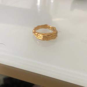 En jättesnygg ring från safira som är cool i typen. Den är köpt för 549. Skriv för mått på ringen.