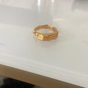 Guld ring  - En jättesnygg ring från safira som är cool i typen. Den är köpt för 549. Skriv för mått på ringen.