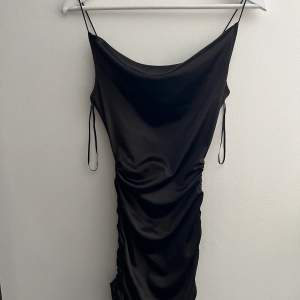 En svart satin klänning använd 1-3 gånger och är i bra skick och är ett fint och stretchigt matrial