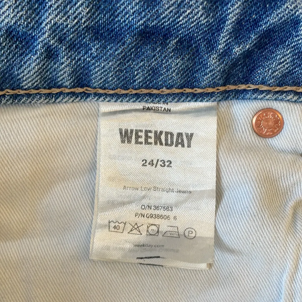 Jeans från weekday i modellen arrow i en fin blå färg. Nypris ligger på 590kr!  Innebenslängden-82 cm Midjemått (rakt över)-37cm. Jeans & Byxor.